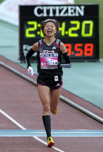 大阪国際女子マラソンで、終盤逆転されての２位に悔しそうな表情でゴールする福士加代子