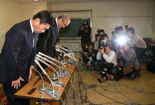 会見の冒頭で頭を下げる全日本柔道連盟の（左から）村上事務局長、小野沢専務理事