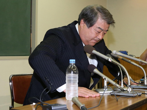 会見の席を立つ全日本柔道連盟の上村会長（左）