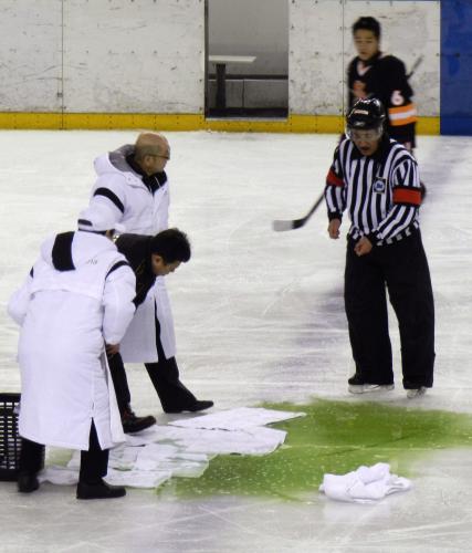 国民体育大会冬季大会アイスホッケー少年決勝の試合中に不凍液が噴出したリンク