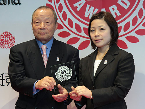 重量挙げの日本女子代表監督に就任した三宅義行氏（左）右は娘の宏実