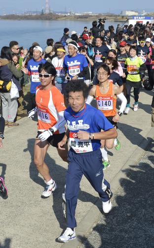 「淀川　寛平マラソン」で快走するタレントの間寛平