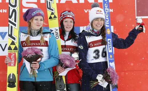 （左から）２位のアネッタ・サーゲン、優勝したジャクリーン・ザイフリーズバーガー、３位のサラ・ヘンドリクソン