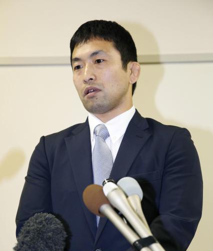 辞任が決まり、記者会見する全日本柔道連盟の徳野和彦コーチ