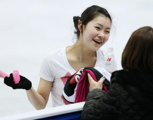 フィギュア四大陸選手権の公式練習を終え、笑顔を見せる村上佳菜子