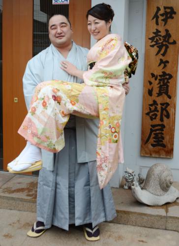 婚約を発表した大相撲の幕内安美錦と婚約者の浅香絵莉さん