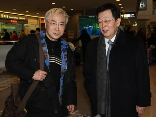 選手たちとともに帰国した高須クリニックの高須院長（左）と日本アイスホッケー連盟・奥住会長