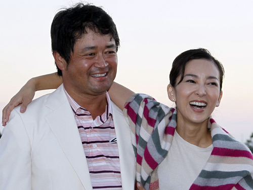 ２０１０年１０月、「キヤノンオープン」で１３年ぶりにツアー優勝を果たした横田真一（左）を祝福する穴井夕子