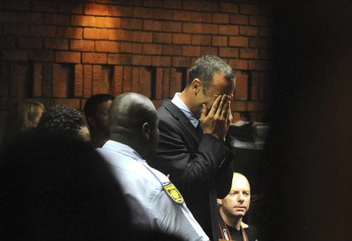 １５日、南アフリカ・プレトリアの裁判所に出廷し、泣き崩れ、手で顔を覆うピストリウス容疑者