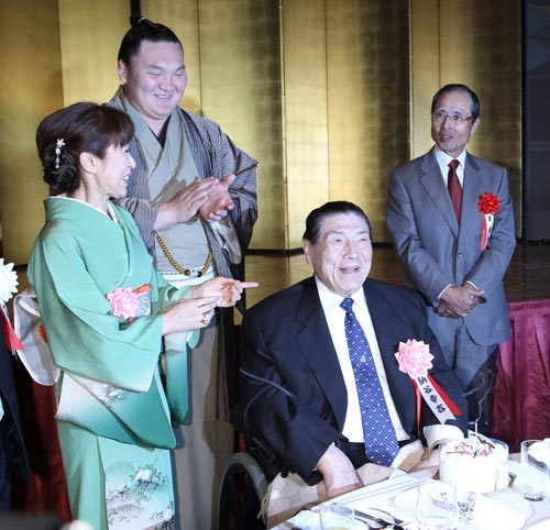 １０年の古希を祝う会で芳子夫人、白鵬、王氏（右端）に祝福され笑顔を見せる納谷氏