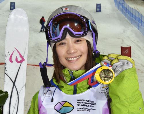モーグル第７戦女子で３位になり、メダルを手に笑顔を見せる上村愛子（左）
