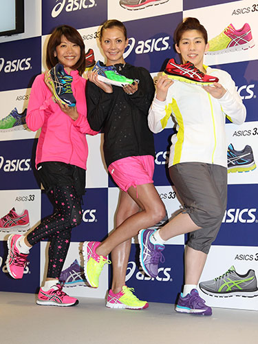 アシックス新製品のシューズを手に笑顔を見せる（左から）高橋尚子さん、土屋アンナ、吉田沙保里