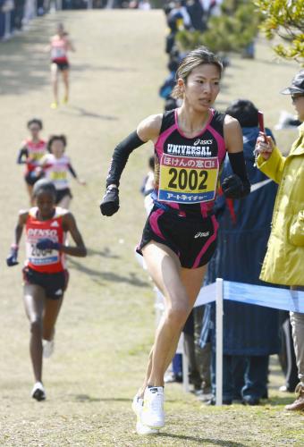 一般女子６キロで力走する優勝した新谷仁美