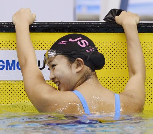 女子１００メートル平泳ぎで１分５秒18の短水路高校新で優勝し笑顔を見せる渡部香生子