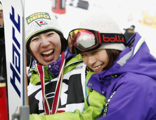 女子デュアルモーグルでＷ杯初優勝を果たし、上村愛子（右）に祝福され笑顔を見せる伊藤みき