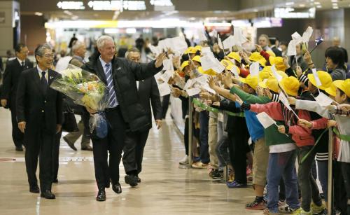 成田空港に到着し、小学生の歓迎を受けるＩＯＣ評価委員会のクレイグ・リーディー委員長（左から２人目）。左端は竹田恒和・五輪招致委理事長