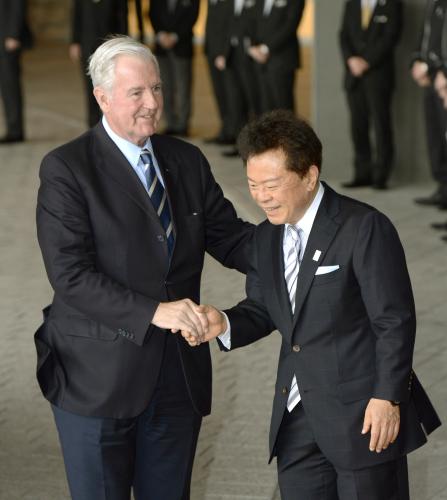 現地調査のため東京都内のホテルに到着し、出迎えた猪瀬都知事（右）と握手するＩＯＣ評価委のクレイグ・リーディー委員長