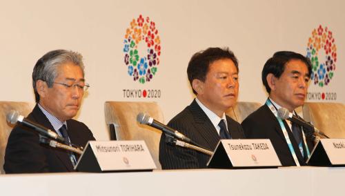 報道陣の質問に答える招致委員会の（左から）竹田理事長、猪瀬会長、下村文科相