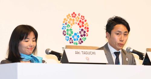 報道陣の質問に答えるパラリンピアンの田口亜希（左）と招致アンバサダーの太田雄貴