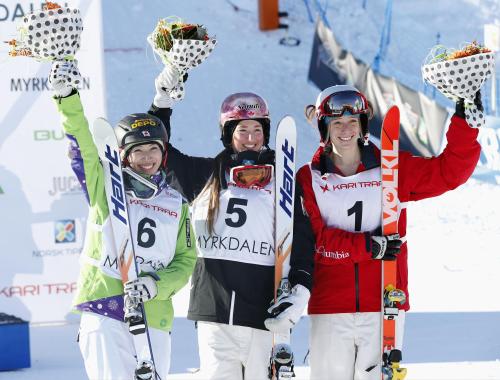 フリースタイルスキー世界選手権のデュアルモーグル女子で２位となり、笑顔でポーズをとる伊藤みき（左）