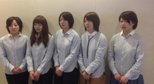 カーリング中部電力の藤沢、市川、清水、松村、佐藤（左から）はお揃いのシャツを着て世界選手権へ出発