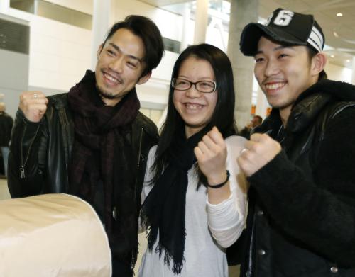 カナダ・トロントのピアソン国際空港に到着し、笑顔でポーズを取る（左から）高橋大輔、鈴木明子、無良崇人