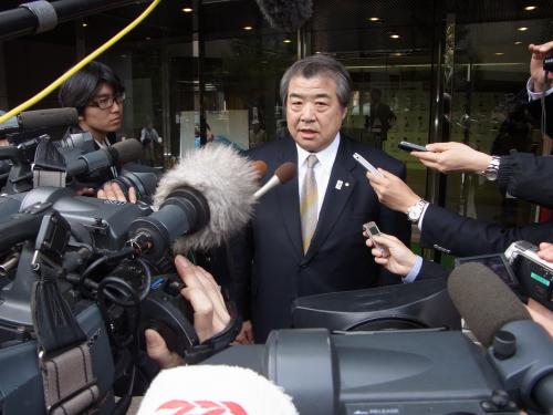 日本スポーツ振興センターでの謝罪後に報道陣の質問に答える上村春樹会長