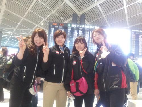 世界選手権ディビジョン１での優勝を目指すアイスホッケー女子日本代表の（左から）中村亜実、大沢、足立、久保