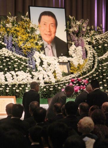 元横綱大鵬の納谷幸喜氏を「偲ぶ会」で、祭壇に掲げられた遺影