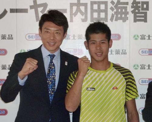 プロ転向の記者会見でポーズをとる男子テニスの内田海智選手。左は松岡修造さん