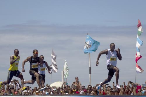 ブラジル「コパカバーナ」の特設レーンで１５０メートルを走るボルト（右）