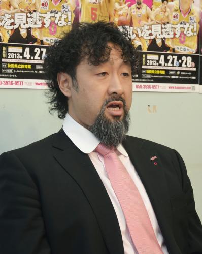 記者会見で現役引退を表明する元バスケットボール日本代表の長谷川誠