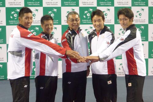 ポーズを取るテニス日本代表（左から）内山靖崇、守屋宏紀、植田実監督、添田豪、伊藤竜馬
