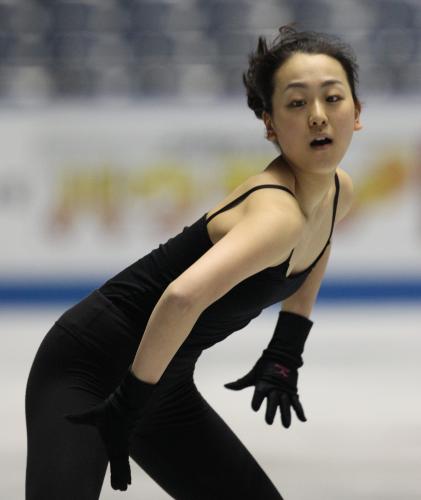 世界フィギュア国別対抗戦の公式練習で氷上を舞う浅田