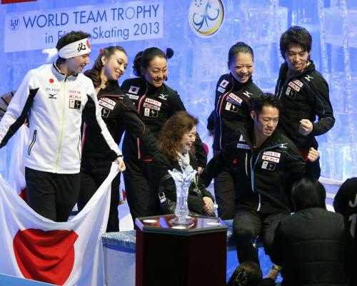カメラに向かってポーズをとる高橋大輔（前列右）、（後列左から）クリス・リード、キャシー・リード、浅田真央、鈴木明子、無良崇人の日本チーム