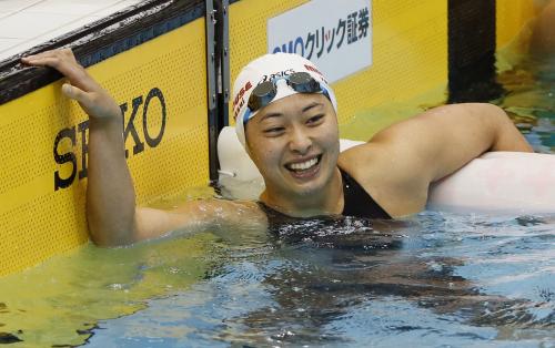 女子１００メートル平泳ぎで優勝し、笑顔の鈴木聡美