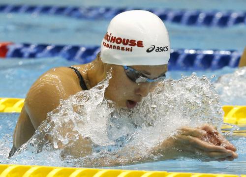 女子１００メートル平泳ぎ決勝、１分７秒43で優勝した鈴木聡美