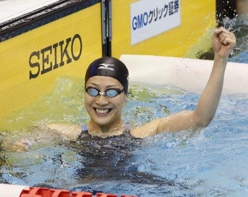 女子50メートル背泳ぎを日本新記録で制し、ガッツポーズする寺川綾