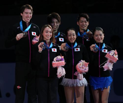 メダルを手にする（後列左から）クリス・リード、無良、高橋（前列左から）キャシー・リード、浅田、鈴木