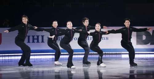 エキシビションで演技する浅田真央（左から２人目）ら日本代表