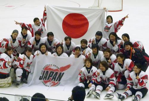 オーストリアを下して優勝し、記念写真に納まる女子日本チーム