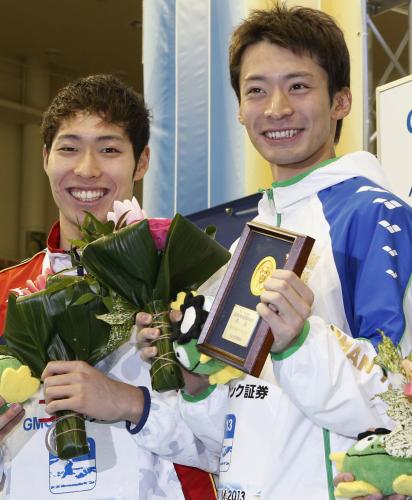 表彰台で笑顔を見せる、男子２００メートル背泳ぎで優勝した入江（右）と２位の萩野