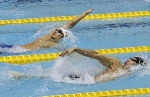 男子２００メートル背泳ぎ決勝で優勝した入江（奥）と２位の萩野