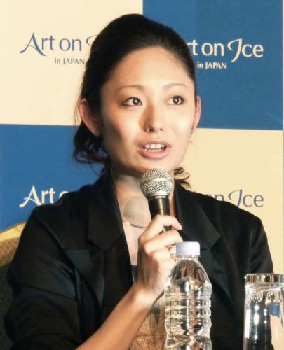 ６月に出演するアイスショーの記者発表会で抱負を語る安藤美姫