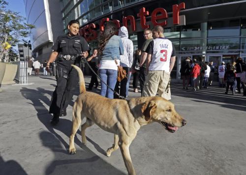 ＮＢＡが行われるステイプルズセンターで爆弾探知犬が周囲を警戒