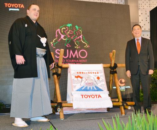 大相撲の巡業を地元メディアにアピールする関脇把瑠都（左）＝18日、ジャカルタ
