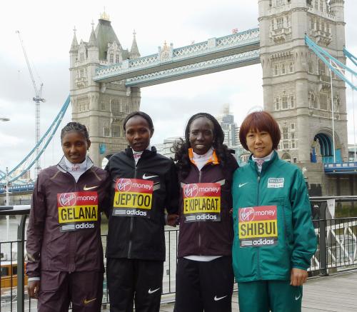 記念写真に納まる、ロンドン・マラソンに出場する渋井陽子（右端）ら