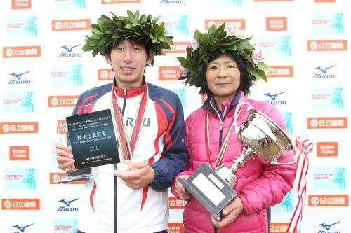かすみがうらマラソン、フルマラソン男女の部優勝の川村貴洋（左）と高田佐知恵は笑顔を見せる