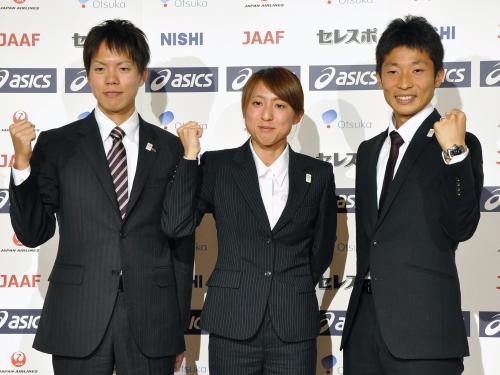 ポーズをとる（左から）競歩男子の鈴木雄介、女子マラソンの木崎良子、競歩男子の谷井孝行