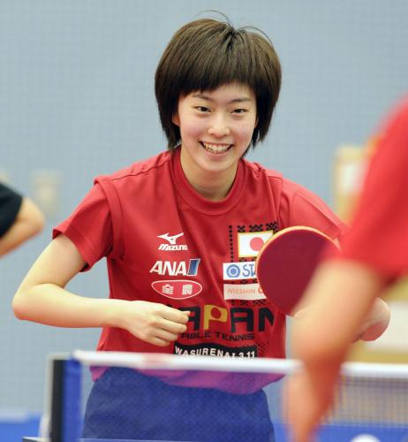 卓球の世界選手権に向けた合宿で笑顔を見せる石川佳純